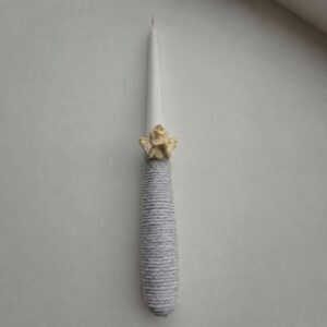 Rankomis dekoruota žvakė (25 cm)